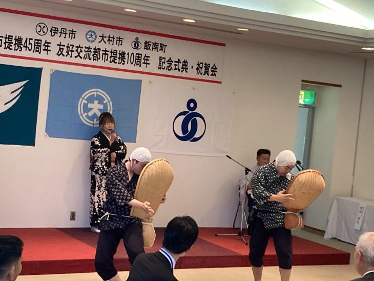 どじょうすくいなどの山陰の民謡を披露するようす