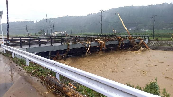 秋田県仙北市の川が増水している様子