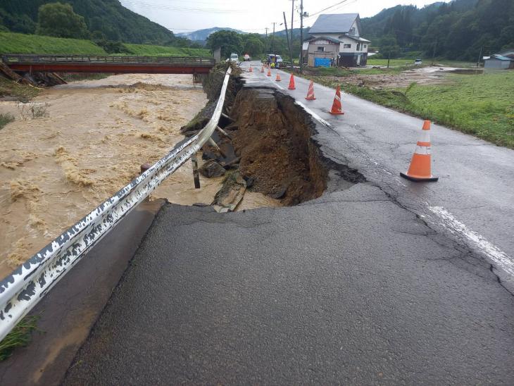 秋田県仙北市の道路が陥没している様子