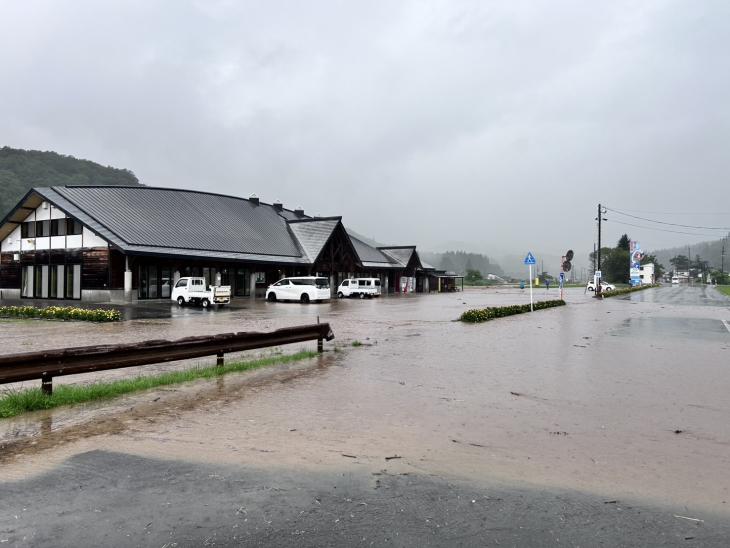 秋田県仙北市の道路が冠水している様子