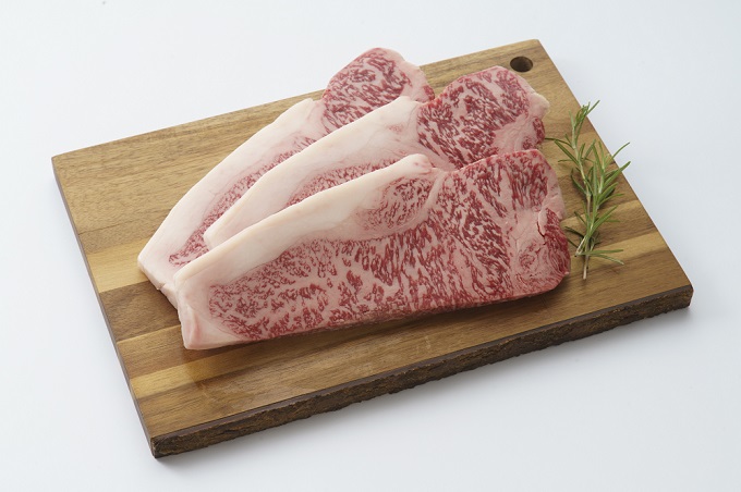 板に乗ったスライス肉