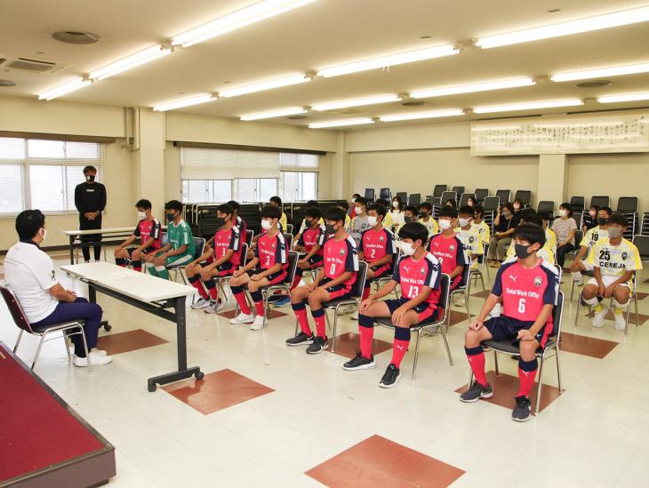 九州クラブユースサッカー選手権大会出場（セレージャ）表敬訪問のようす