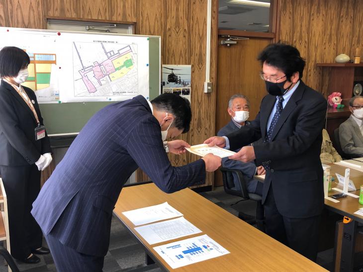 新大村駅周辺土地区画整理審議会員当選証書付与域および委嘱状交付の様子