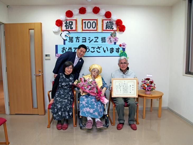 100歳長寿祝い（織方ヨシヱ様）時集合写真