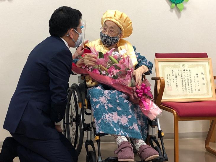 100歳長寿祝い（織方ヨシヱ様）の様子