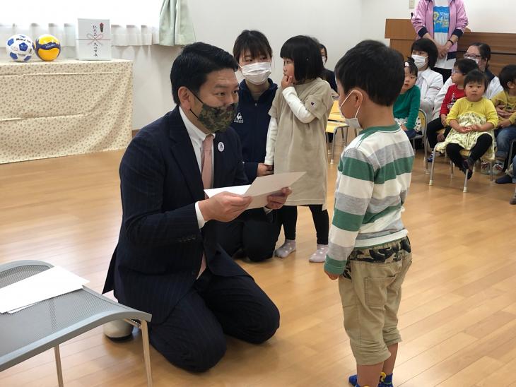 児童養護施設慰問（光と緑の園）時目録贈呈の様子