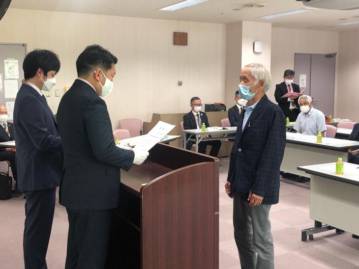 大村市交通指導員会総会時辞令交付の様子