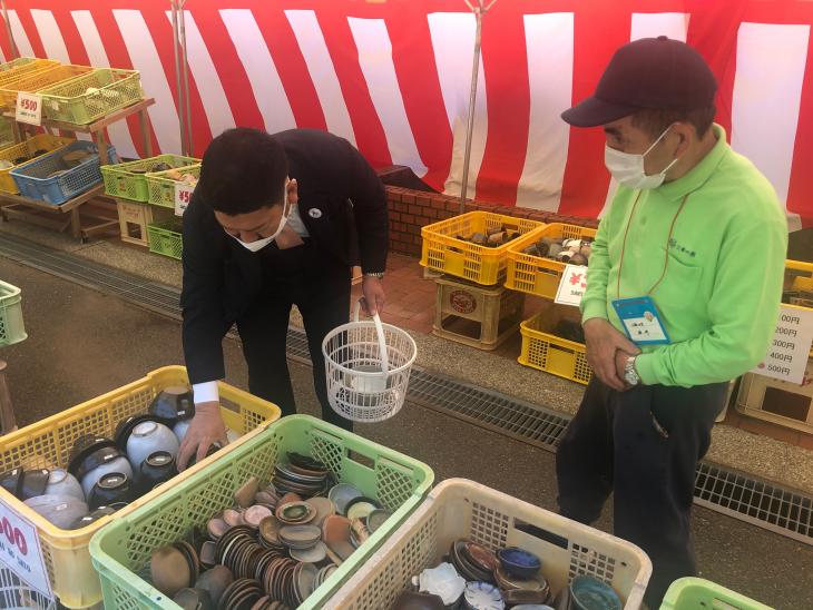 三彩の里陶器市で陶器を選んでいる様子