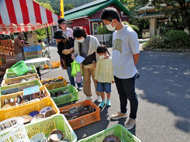 三彩の里陶器市の様子