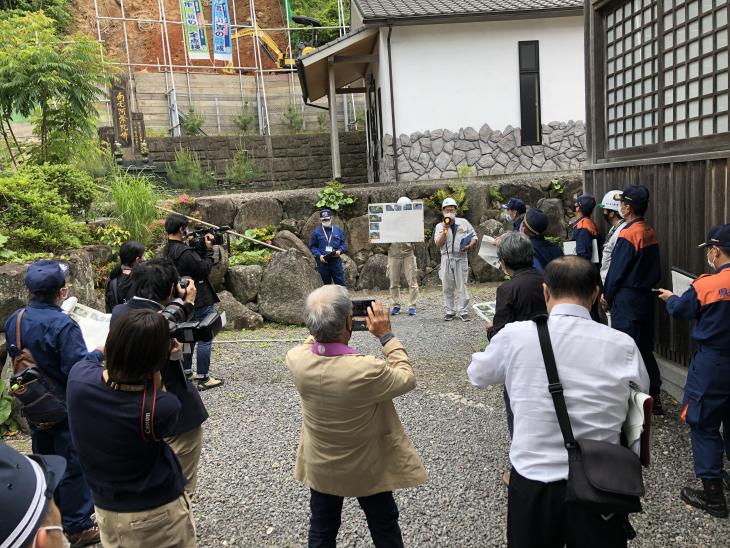 視察(防災関係機関合同 危険箇所）の様子（荒瀬地区復旧治山工事）