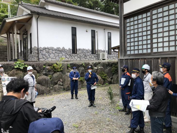 視察(防災関係機関合同 危険箇所）の様子（荒瀬地区復旧治山工事）