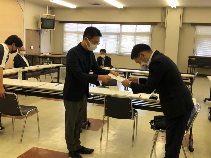 大村市産業相談支援体制協議会委員への委嘱状交付の様子