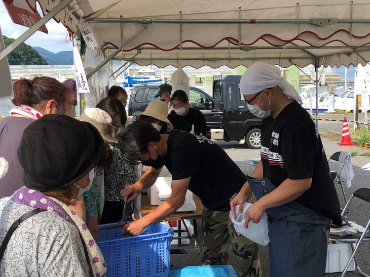 浜んこらあさいちの販売の様子