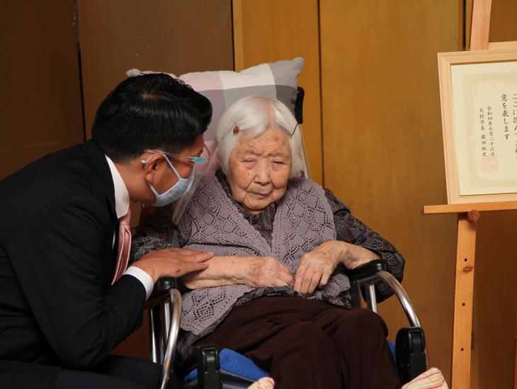 100歳長寿祝い（船渡松江さま）の様子