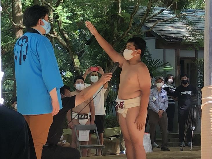 夏越まつり奉納相撲開会式時選手宣誓の様子