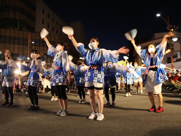 夏越まつり総踊りの様子