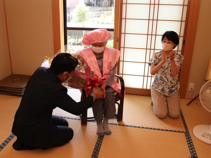 100歳長寿祝い（山口フサ様）の様子