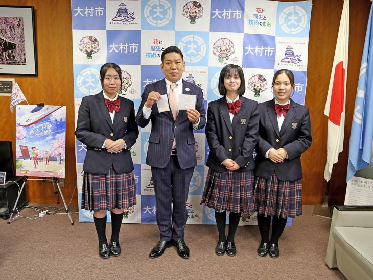 向陽高校エステティック科入浴剤紹介市長表敬時集合写真