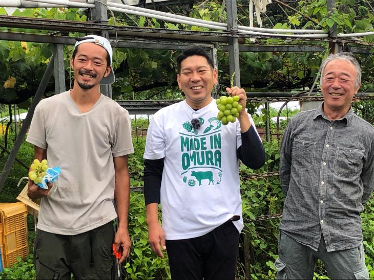 撮影（中山間地域所得確保事業）\山本裕貴さん（ぶどう）集合写真