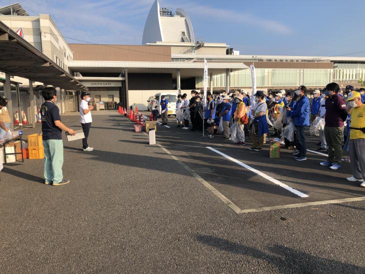 夏の大村湾沿岸一斉清掃の様子