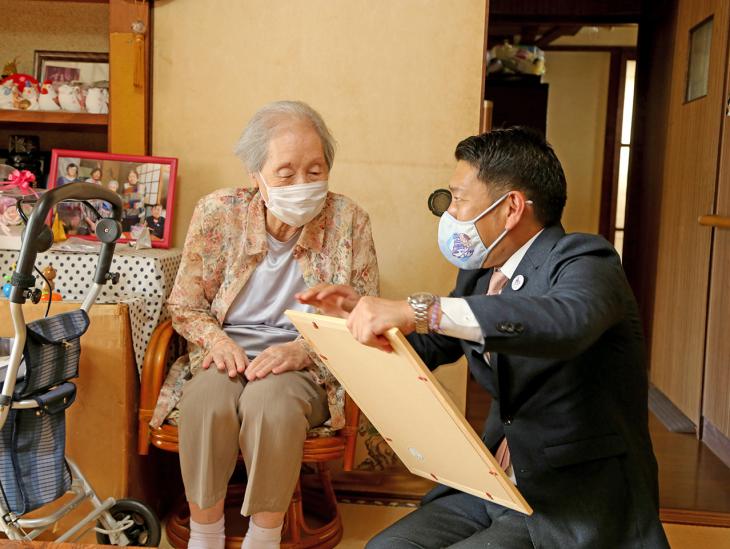 100歳長寿祝い（松尾美代子様）の様子