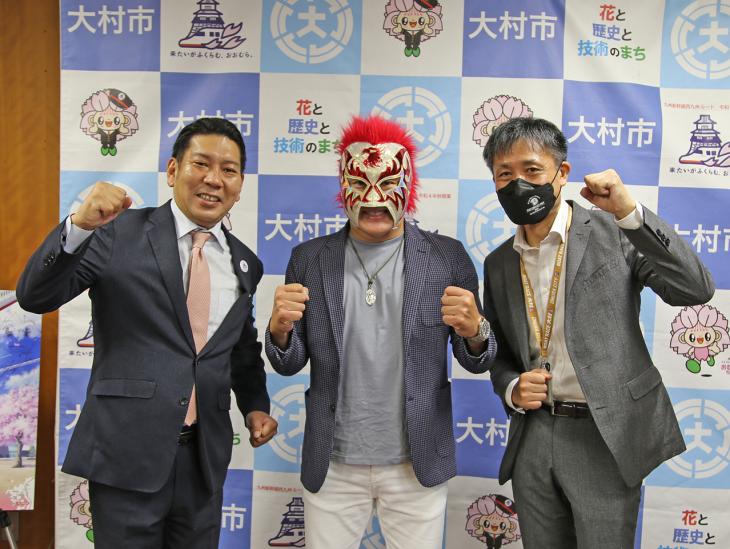 市長訪問（プロレスリング華・激代表アステカ様）時集合写真