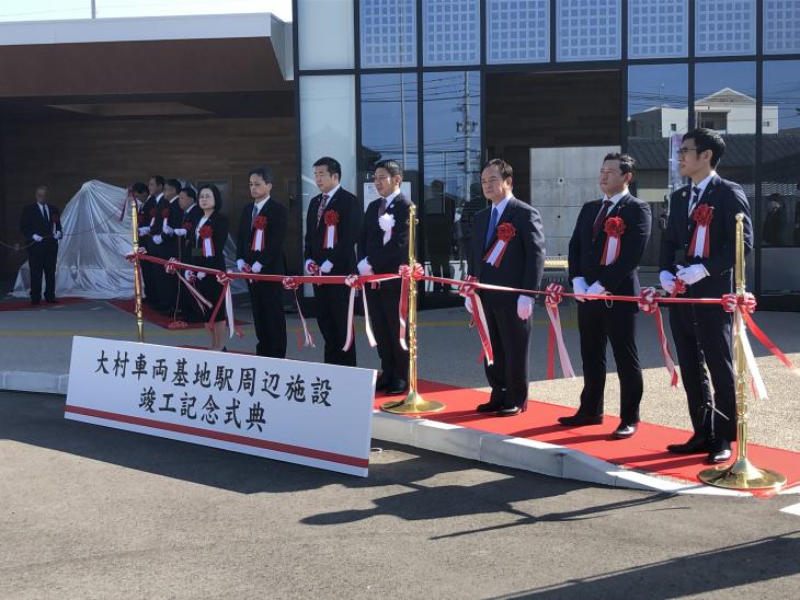 大村車輛基地駅周辺施設竣工記念式典のテープカットの様子