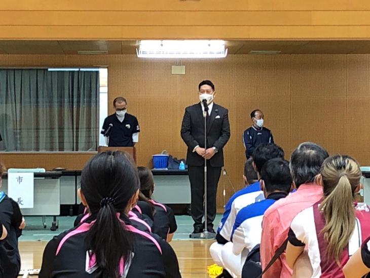 第56回市民スポーツ大会開会式時市長あいさつの様子