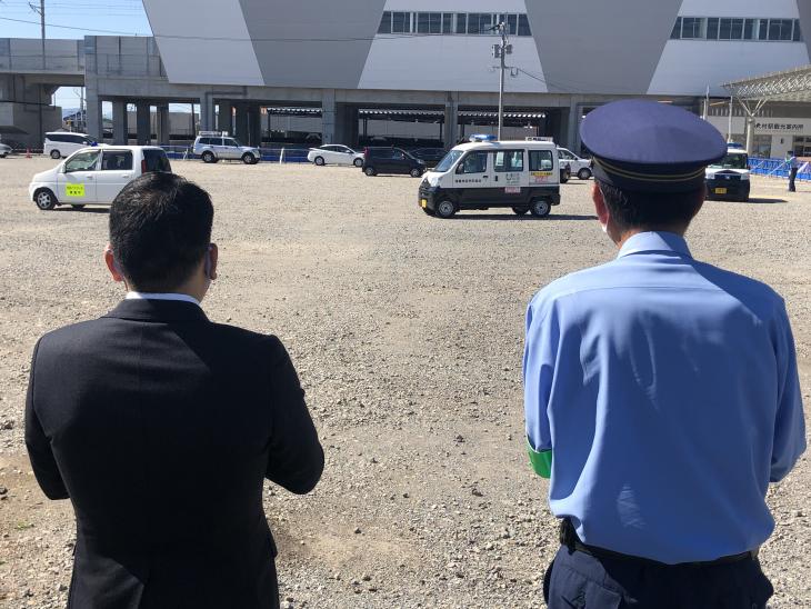 青パト（青色回転灯）装備車両の地域安全パトロール出発式での様子