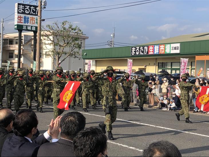 四部隊合同自衛隊記念日行事「市中行進」の様子