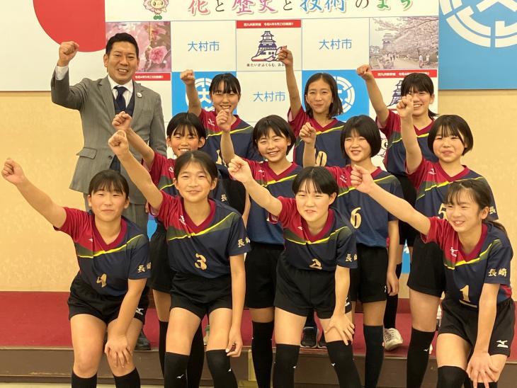 市長訪問（第37回全九州小学生バレーボール大会優勝大会in熊本（出場））集合写真