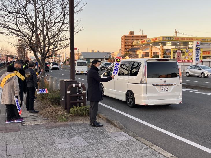 飲酒運転根絶・早め点灯ハンドプレートキャンペーンの様子