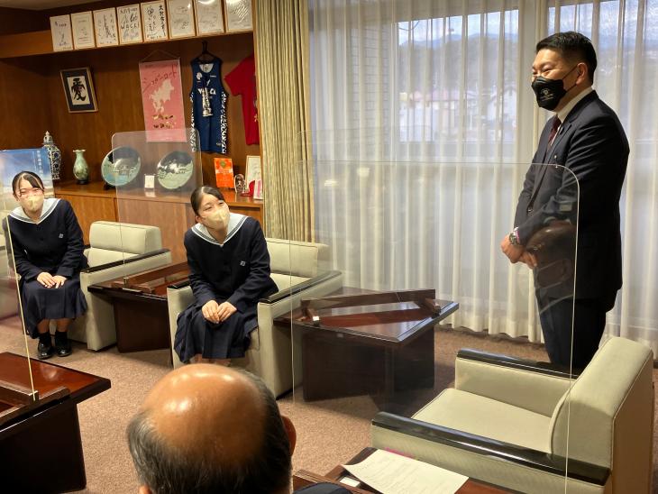 市長訪問（第35回全日本マーチングコンテスト（結果））活水中学・高等学校吹奏楽部の様子