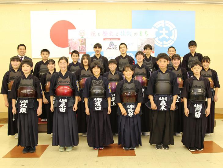 市長訪問（第21回白龍旗争奪中学生選抜剣道大会（出場）ほか）時集合写真