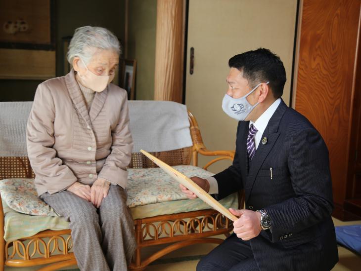 100歳長寿祝い（川崎キワ様）の様子