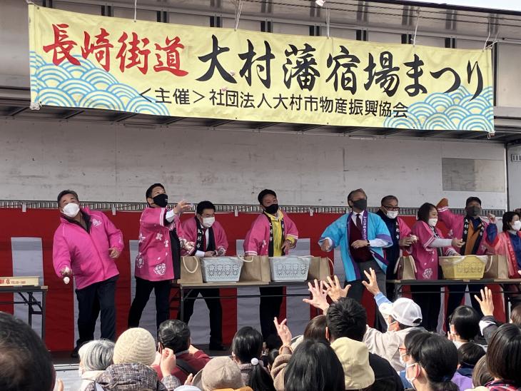 第16回長崎街道大村藩宿場まつり時餅まきの様子