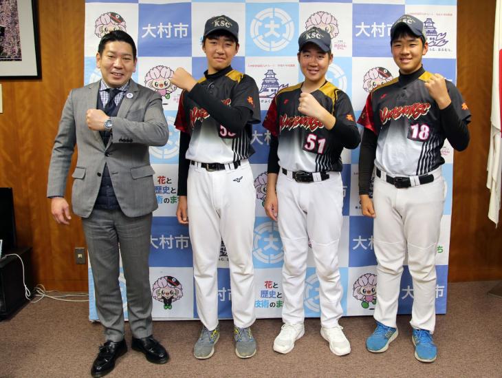 市長訪問（第33回全九州中学生選抜男女ソフトボール大会（出場））時集合写真