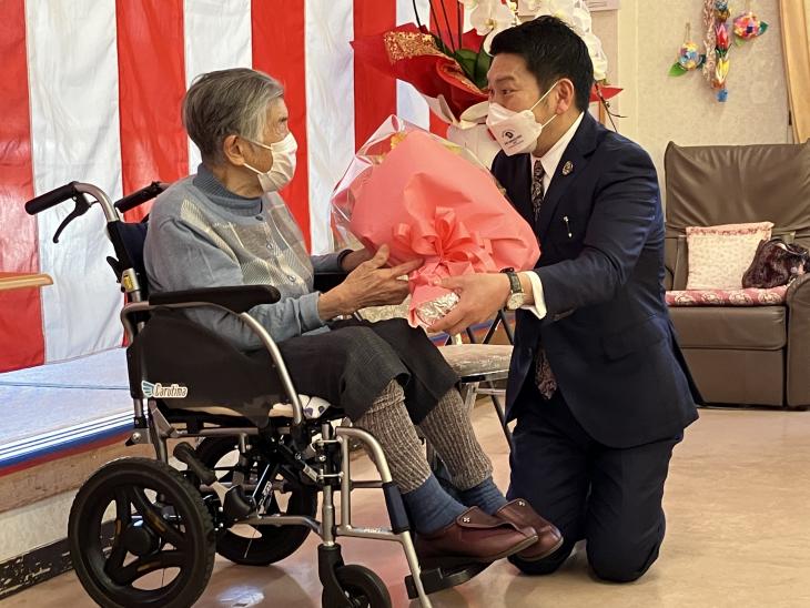 100歳長寿祝い（野口フジヱ（エ）さま）の様子