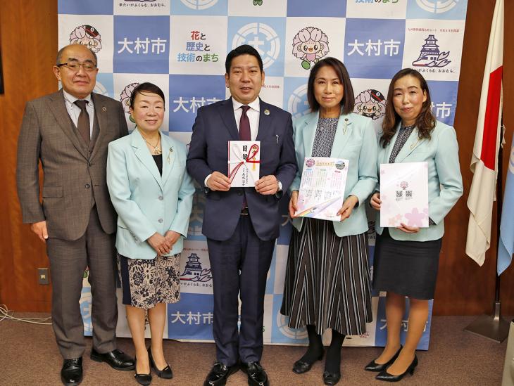 生理用品・クリアファイル贈呈式（商工会議所女性会）集合写真