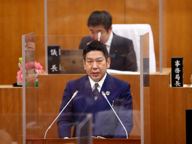 3月議会施政方針説明の市長写真