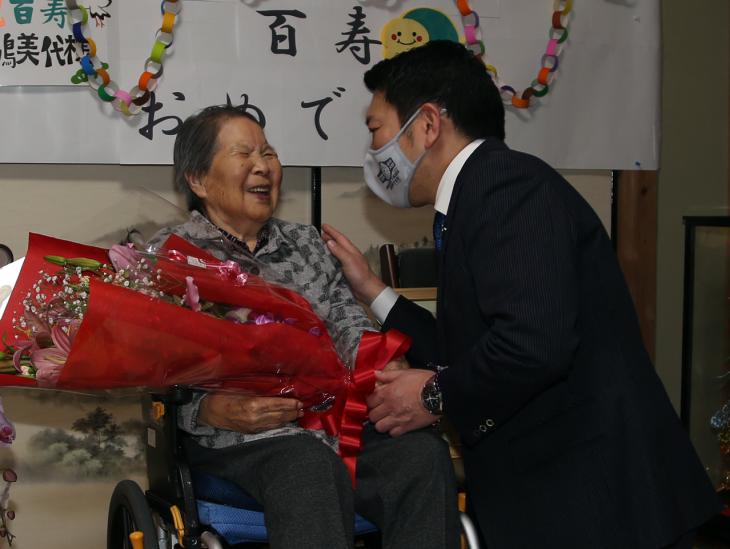 100歳長寿祝い（福嶋美代さま）の様子