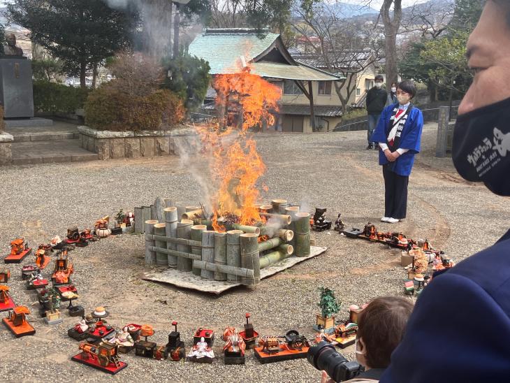 長崎街道松原宿ひな祭り人形供養の様子