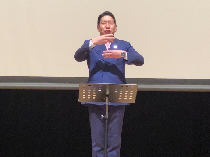 第52回耳の日集会in大村（午前の部）市長手話あいさつの様子1