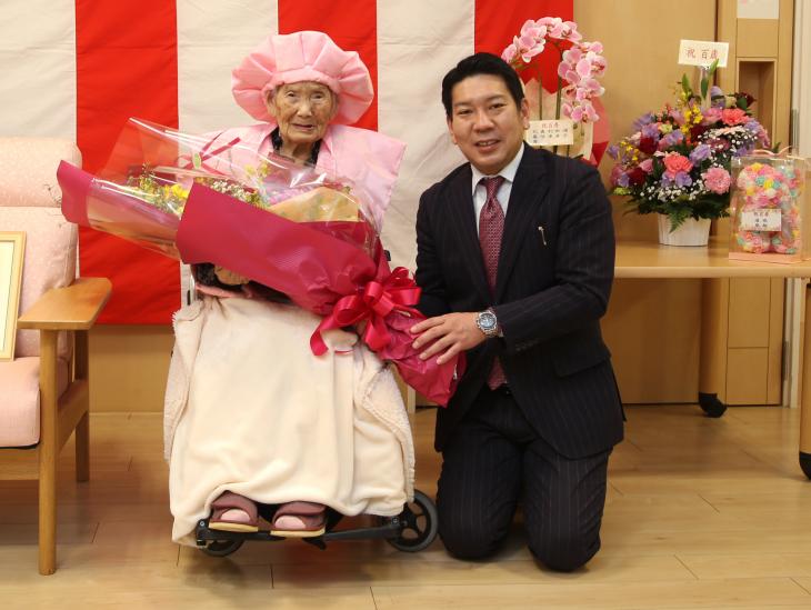 100歳お祝い（有﨑さん）の様子1