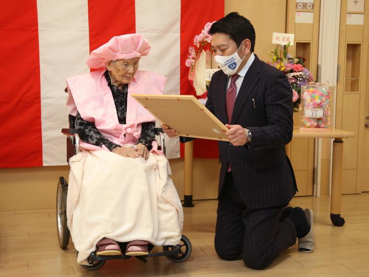 100歳お祝い（有﨑さん）の様子2