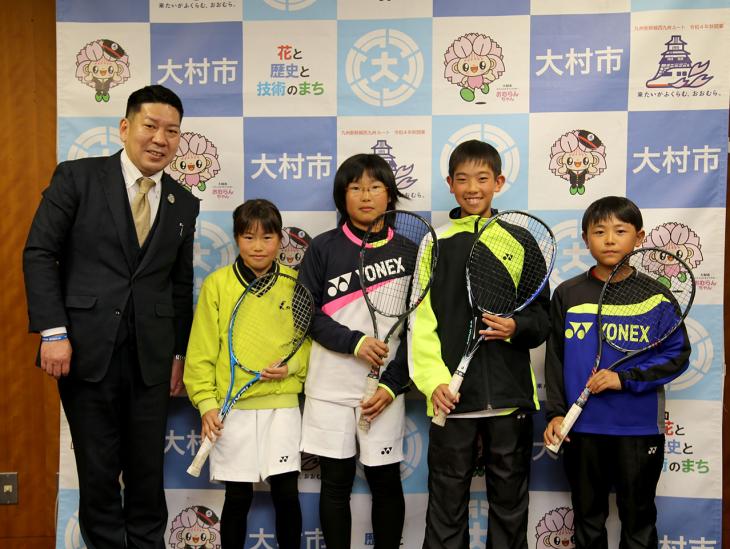 市長訪問（第22回全国小学生ソフトテニス大会（出場））時集合写真