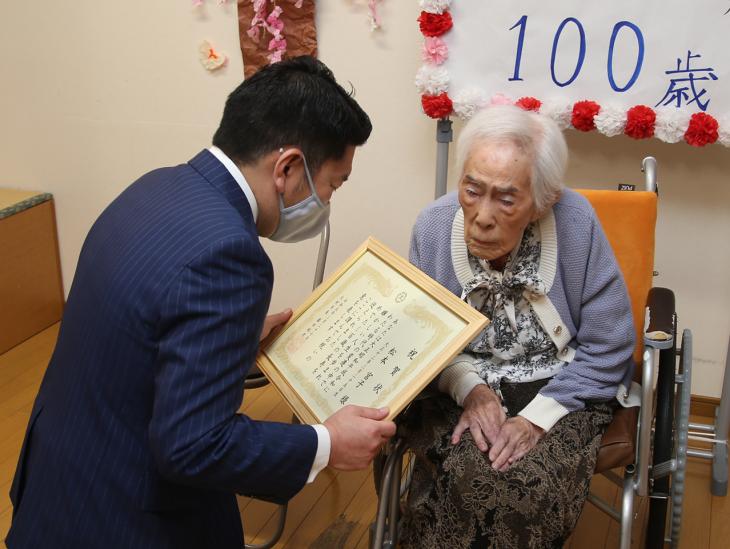 100歳長寿祝い（松本宮子様）の様子