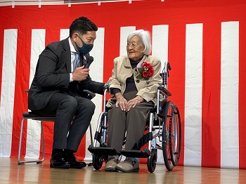 「淵山初子」さまの100歳お祝いの様子その1