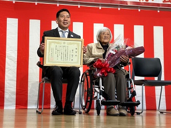 「淵山初子」さまの100歳のお祝いの様子その2