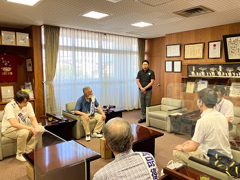 食品衛生月間啓発に伴う訪問の様子（大村東彼食品衛生協会）